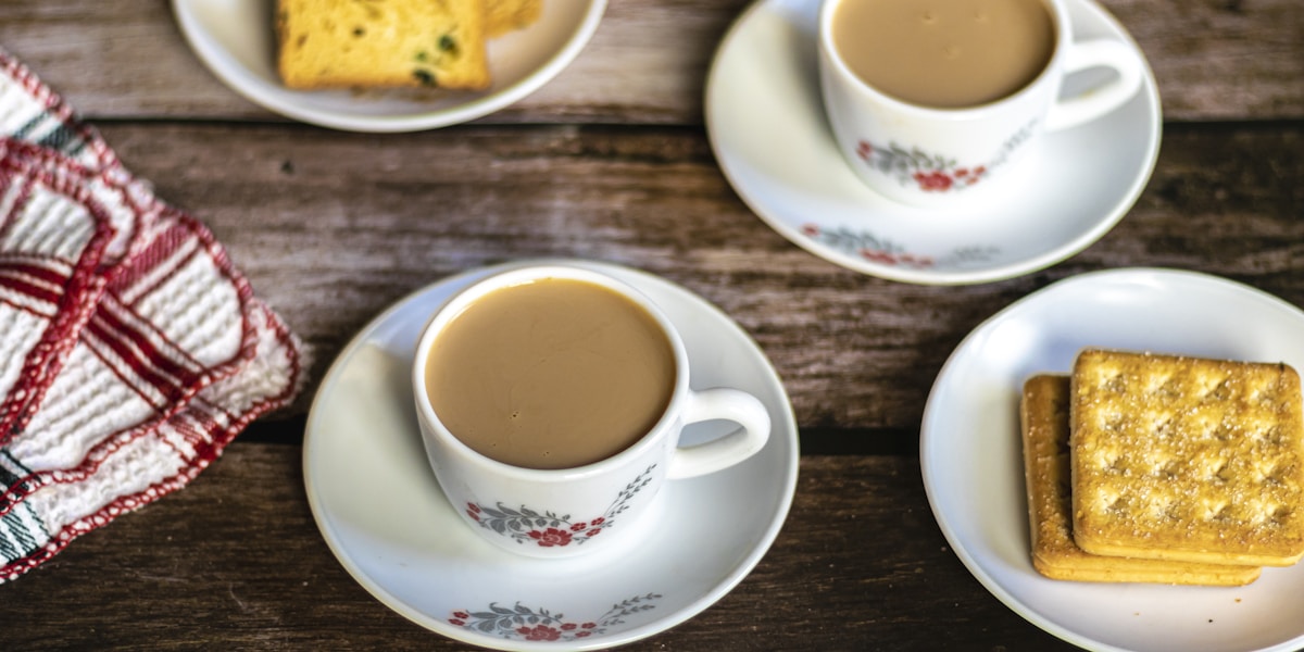 Cafea sau ceai verde dimineața? Ghid complet pentru alegerea perfectă