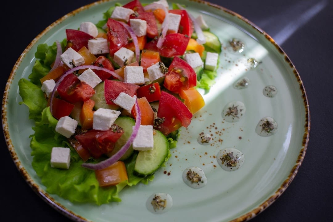 Salata greceasca cu branza feta – reteta perfecta pentru zilele de vara
